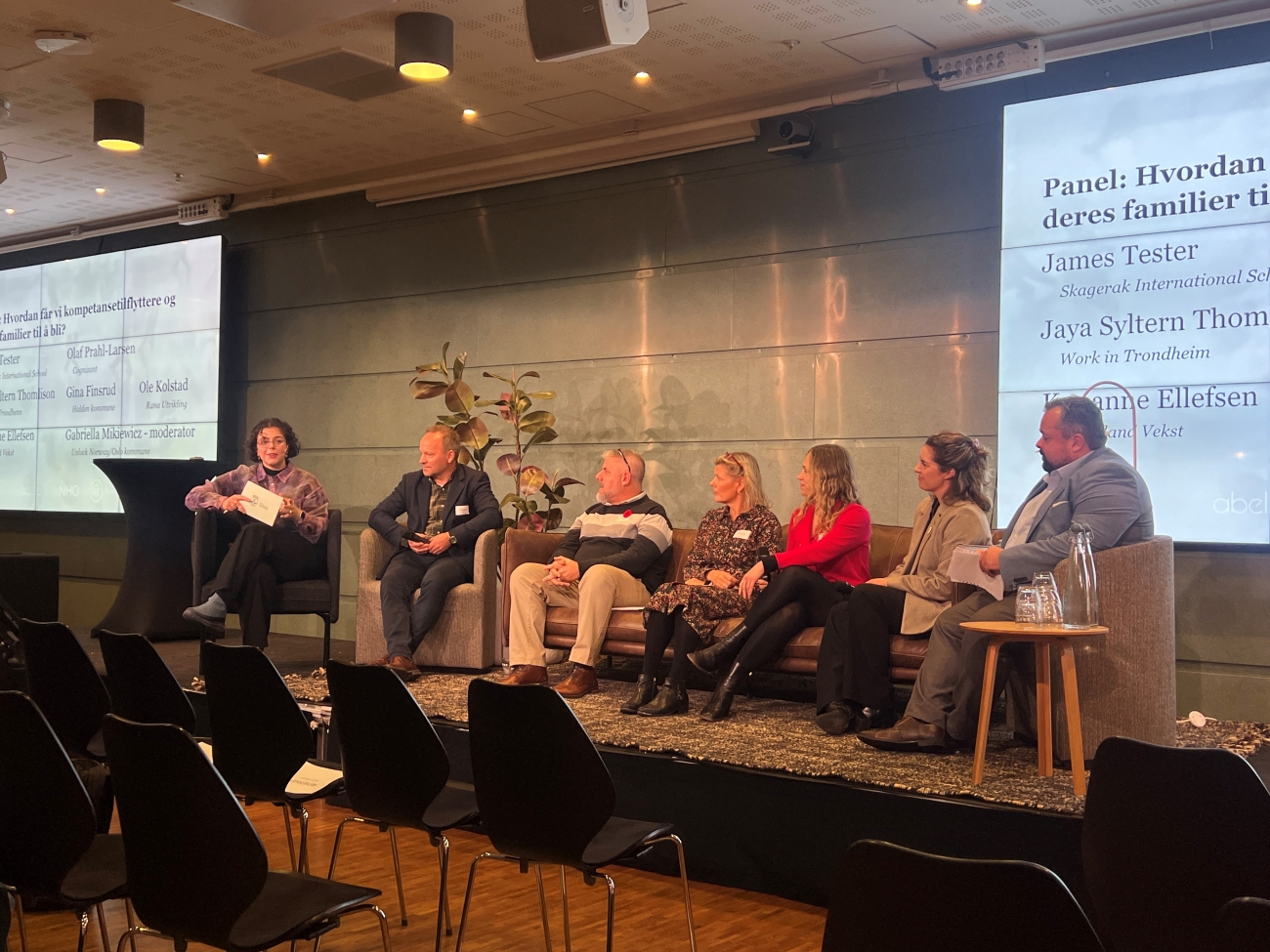 On Tuesday, November 11, the conference “Taper vi kampen om de beste hodene?“ was organized by NHO, Abelia and the Oslo Region. Talentsamarbeidet participated in the discussion about how we get skilled migrants to come and want to stay.