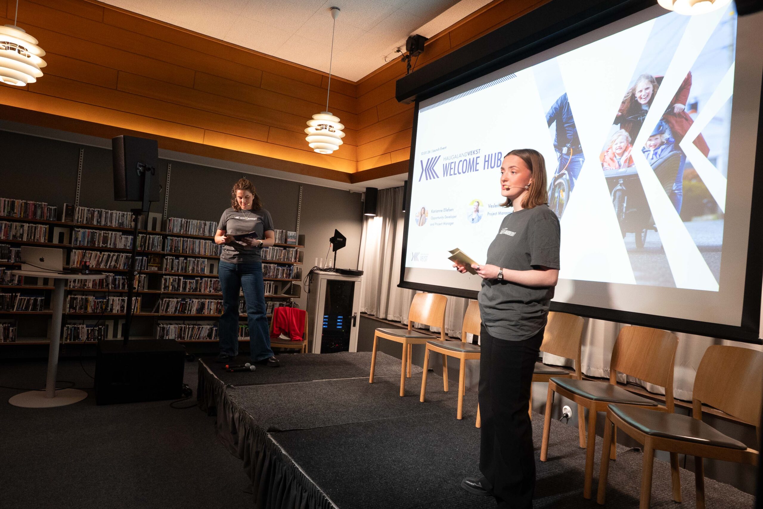 Veslemøy Heggen and Karianne Ellefsen from Haugaland Vekst presenting Welcome Hub Haugalandet at the launch event at Haugesund Public Library. Photo: Torstein Tysvær Nymoen/Haugaland Vekst.