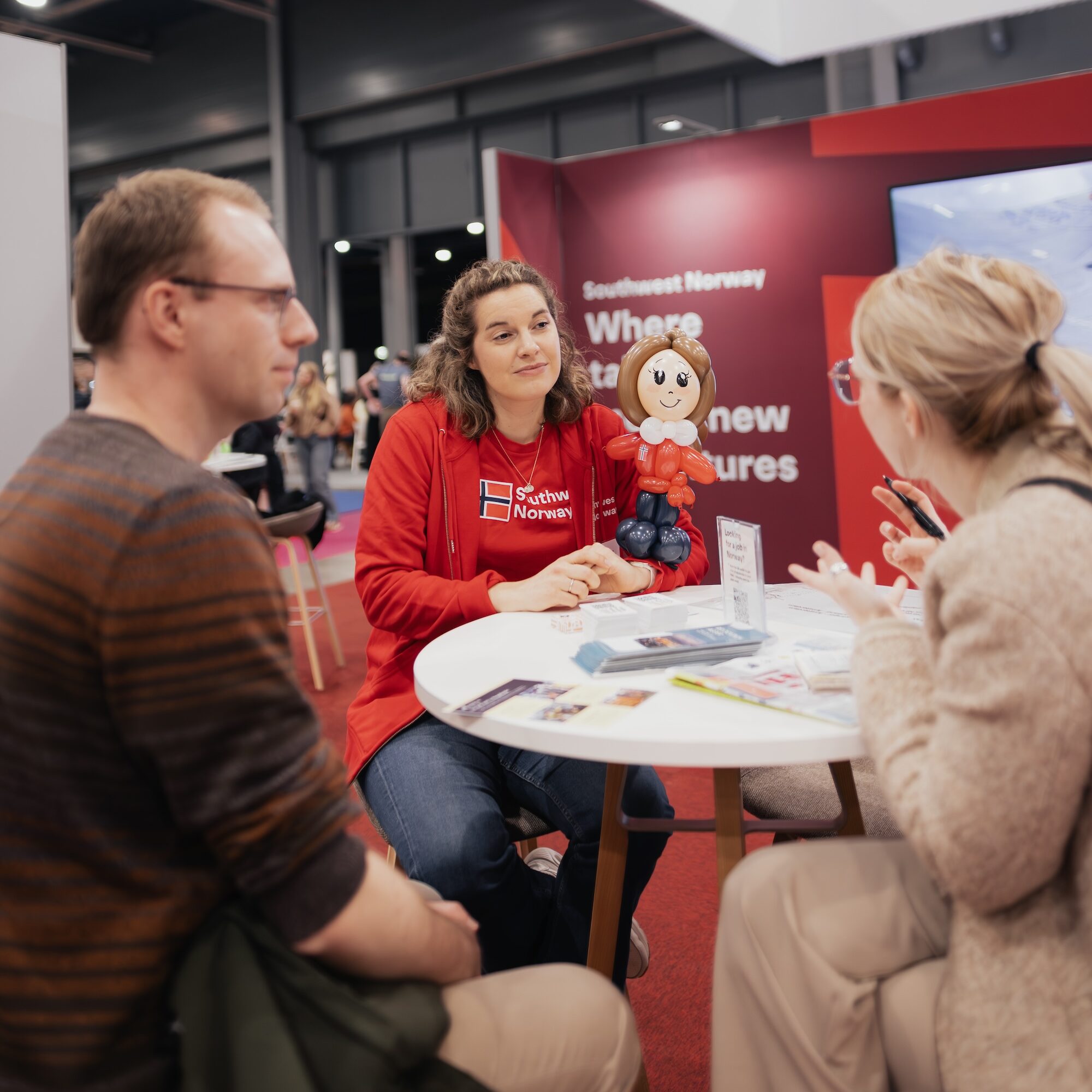 Karianne Ellefsen (Haugaland Vekst) in conversation with a Dutch couple considering a new chapter in Norway. Photo: Stijn Boersma.