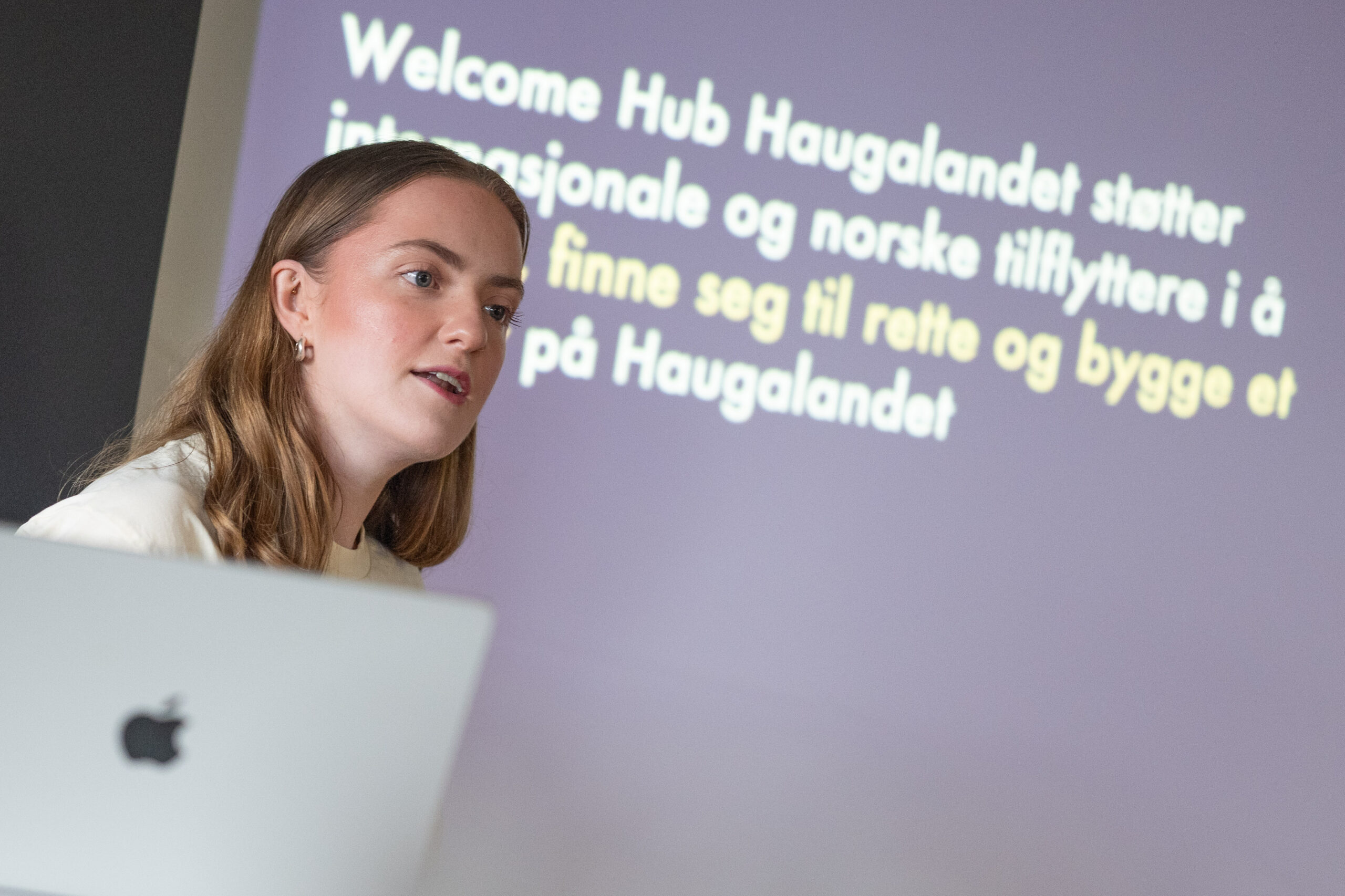 Project Manager Veslemøy Heggen spoke about the breadth of Welcome Hub’s services, ranging from Mingel and social meeting places to language support, job assistance and mentoring programmes. Photo: Torstein Tysvær Nymoen/Haugaland Vekst
